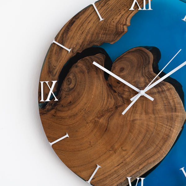 ساعة حائط راتينج إيبوكسي وخشب أزرق قطر 40 سم ، سمك 2.5 سم. هاند ميد لبرشوت هوم