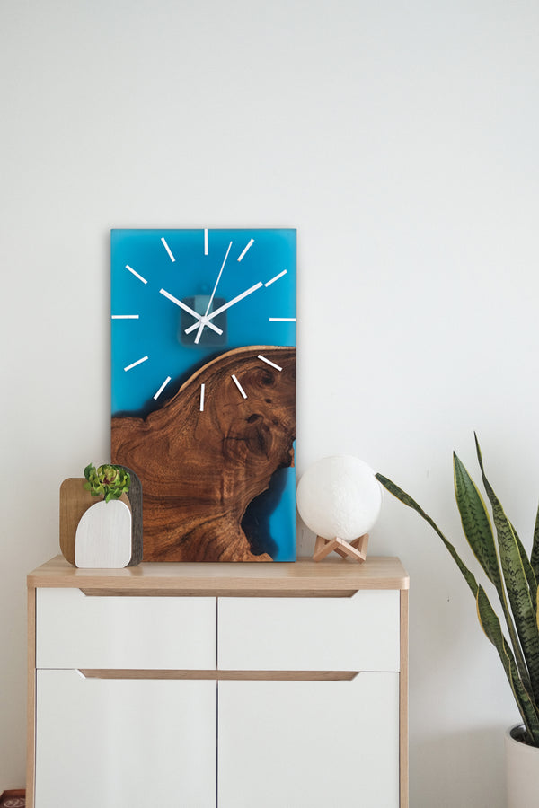 ساعة حائط راتينج إيبوكسي وخشب أزرق 22.5 سم × 40 سم ، سمك 2.5 سم. هاند ميد لبرشوت هوم