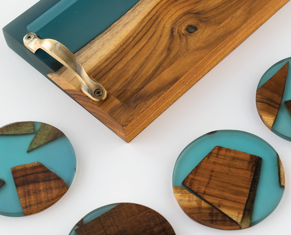 راتينج إيبوكسي أزرق وصينية خشبية مع مجموعة من 4 أكواب 30 سم * 17.5 سم ، صنع يدويًا لبرشوت هوم.