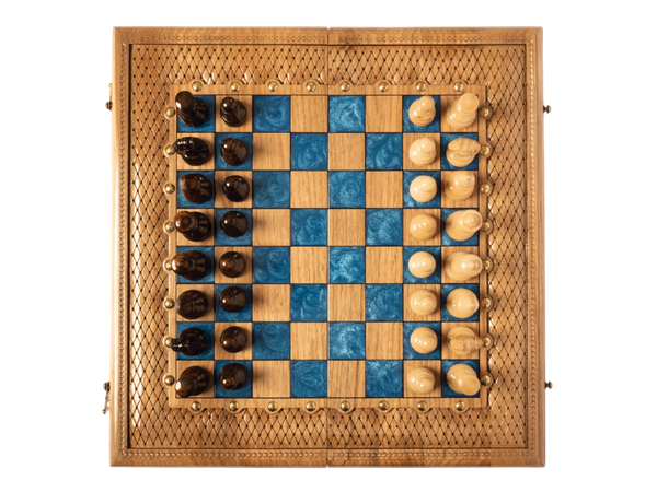 الشطرنج الكلاسيكي الإيبوكسي الأزرق مع لعبة الطاولة. صنع لبرشوت هوم